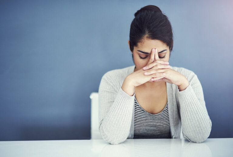 How To Deal With Anxiety Disorder: Signs And Symptoms To Look Out For